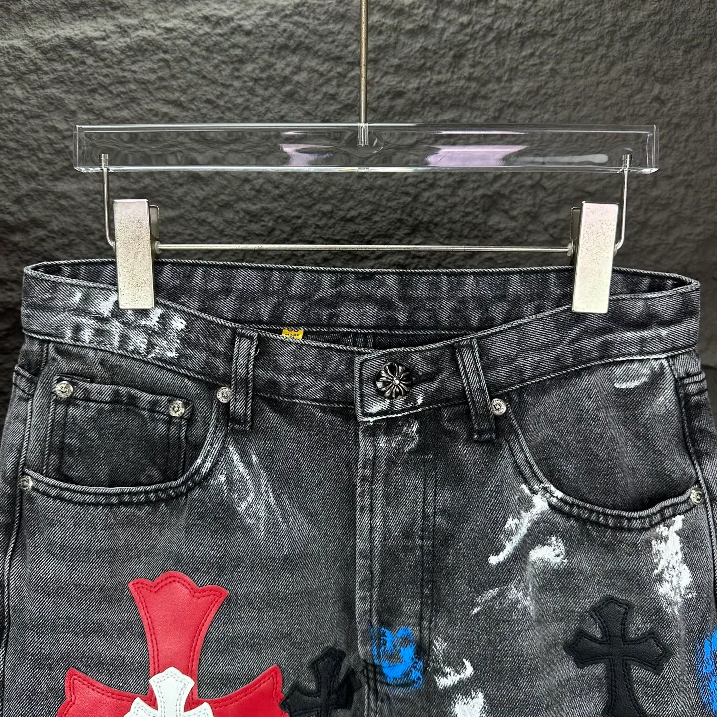 P290 GALLERY DEPT. & Croixin co-branded 2025 new limited-edition hand-painted colorful cross patchwork leather couple's bootcut jeans 🔥High version🔥High version🔥 Top ceiling quality Styles with different washed textures, very friendly to people with thin legs and thick legs, the bootcut version is very flattering leg shape Timeless moderate length, easy to match with casual, basic styling for various styles, a must-have in the wardrobe! The fabric is stiff but also makes the upper body soft without losing texture. The washing process is even more perfect. It is a must-have item for everyone! ! ! Washed wheat, tag, trouser label, three labels complete Color: washed black Size: 28, 30, 32, 34, 36 (five sizes)